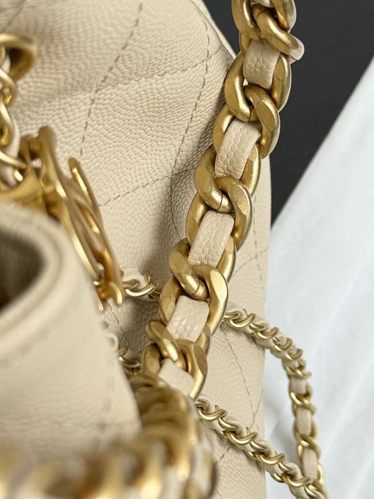 Sac Hobo CC 25C 30 cm en cuir de veau grainé beige
