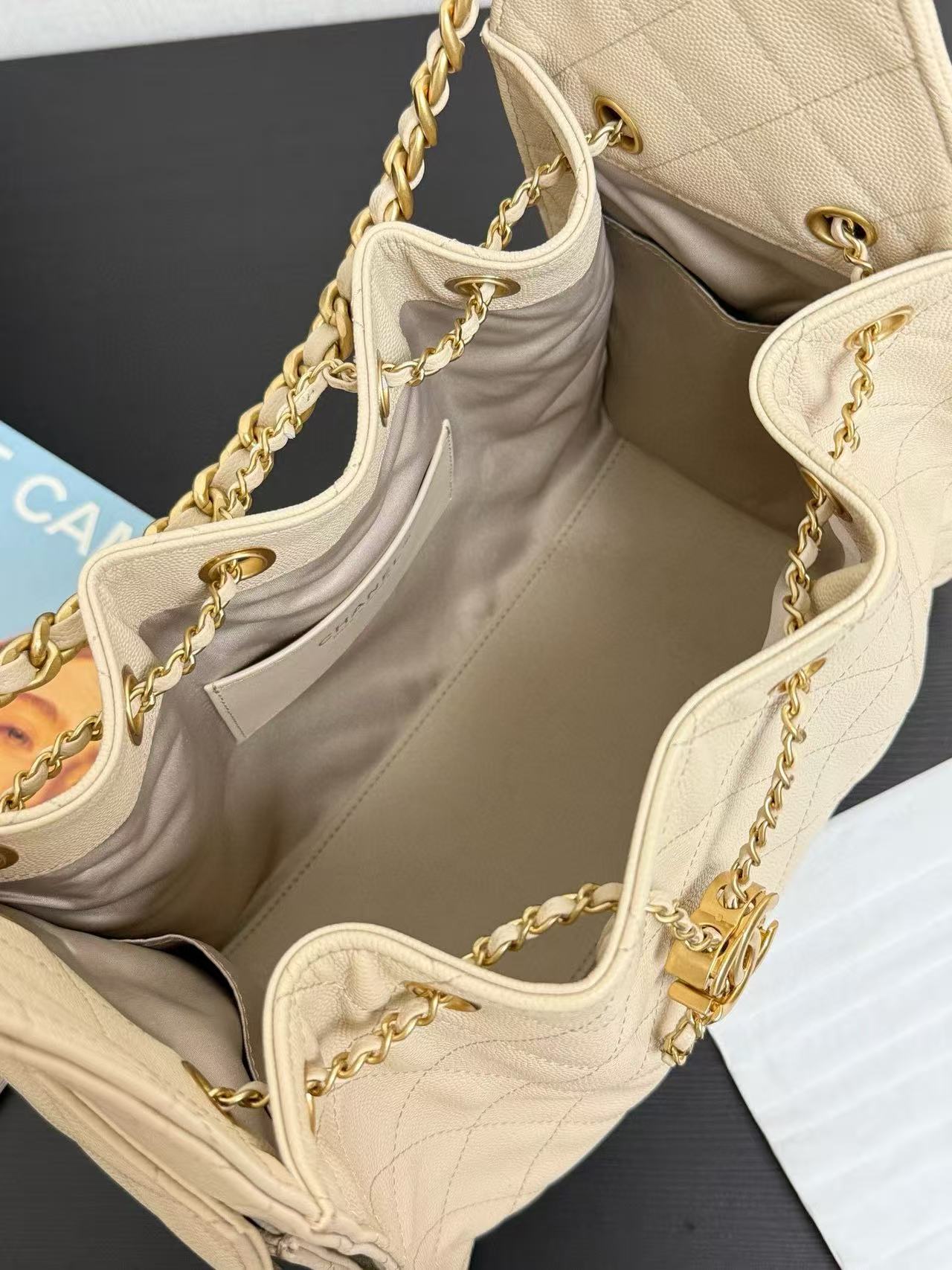Sac Hobo CC 25C 30 cm en cuir de veau grainé beige