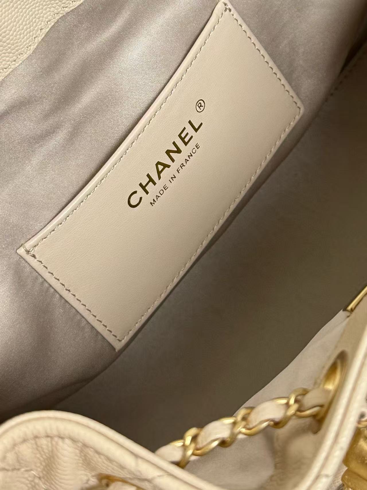 Sac Hobo CC 25C 30 cm en cuir de veau grainé beige
