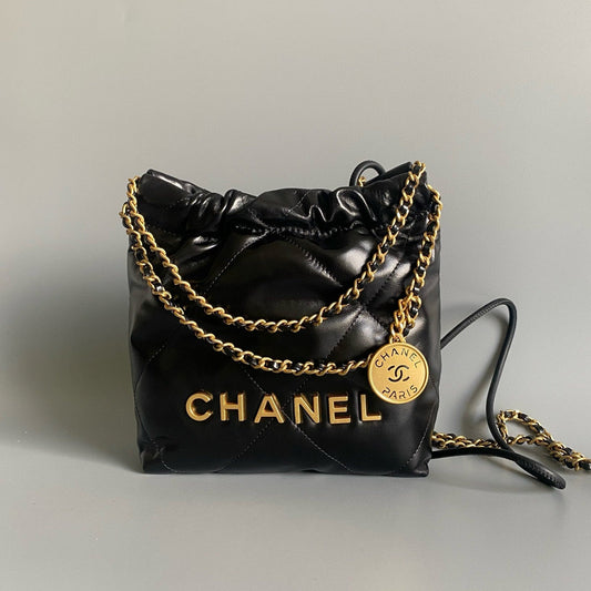Sac Hobo CC 22 19 cm en cuir d'agneau noir et accessoires dorés