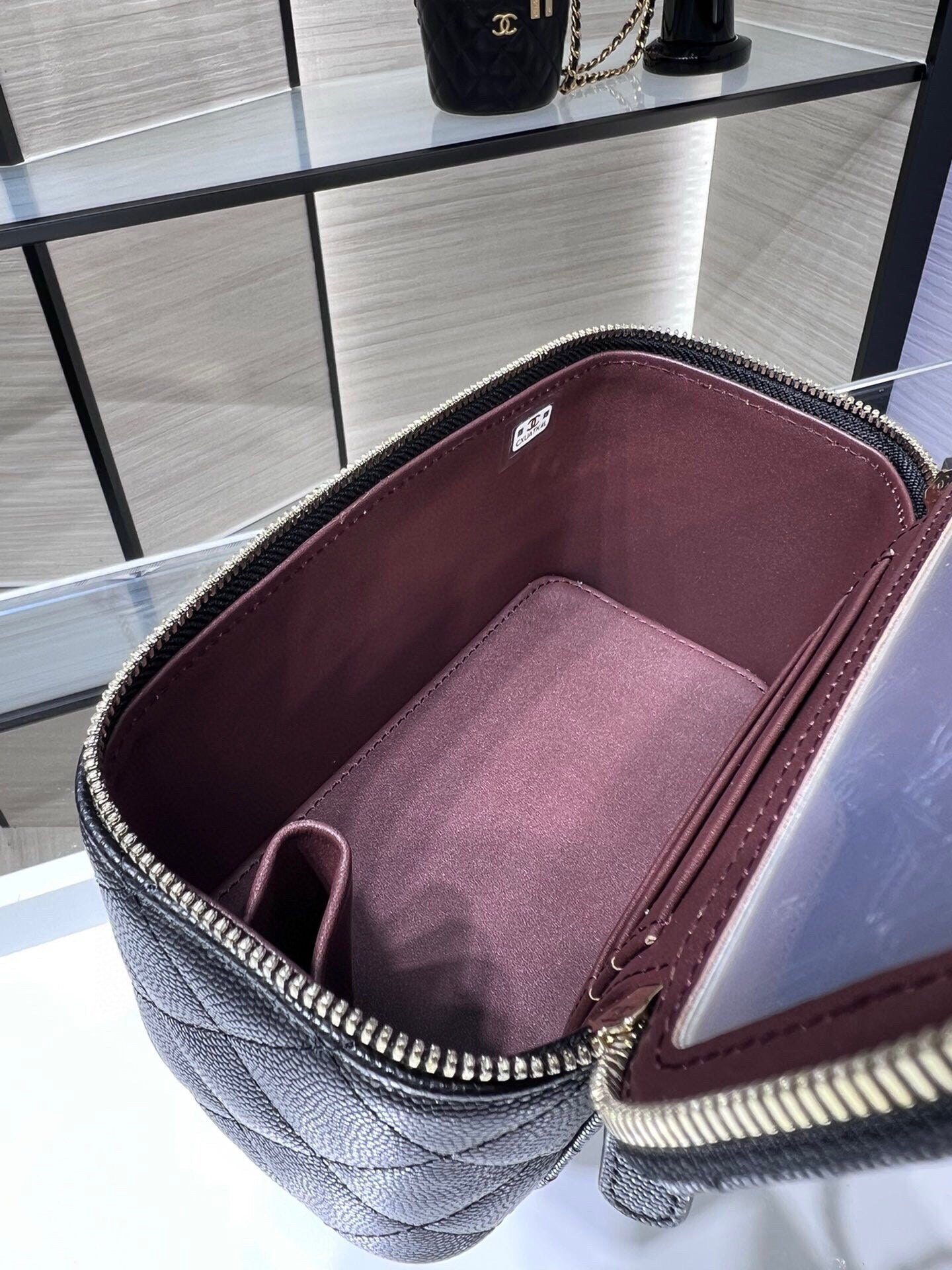 Trousse de toilette CC 25C 16 cm en cuir caviar noir, accessoires dorés clairs