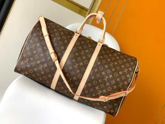 Sac bandoulière LV Keepall 55 en toile monogrammée marron et accessoires dorés