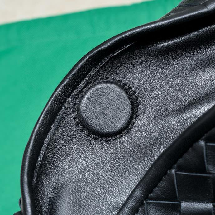 Sac bandoulière BV HOP 41 cm en cuir de veau noir