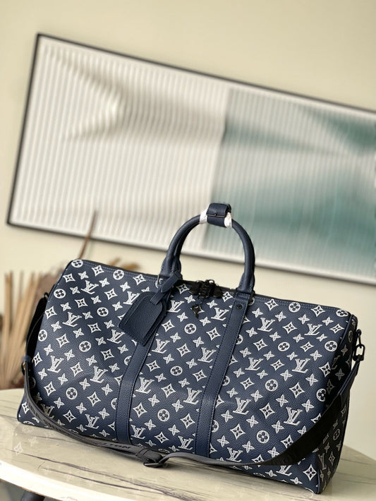 Sac bandoulière LV Keepall 50 en cuir de vachette bleu marine avec monogramme Shadow