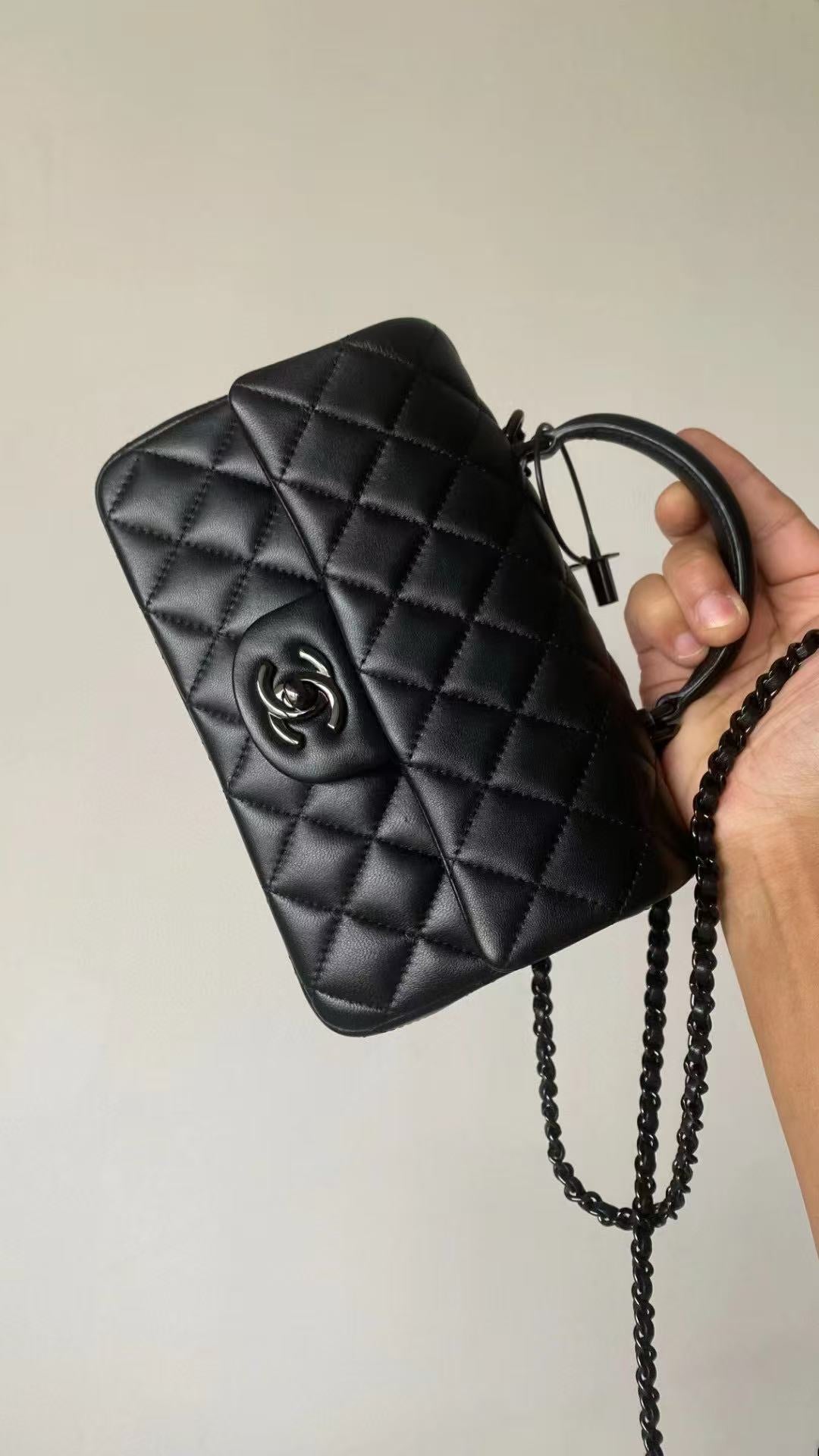 25C ミニフラップバッグ トップハンドル 20cm ブラックラムスキン ブラックハードウェア プレミアムバージョン