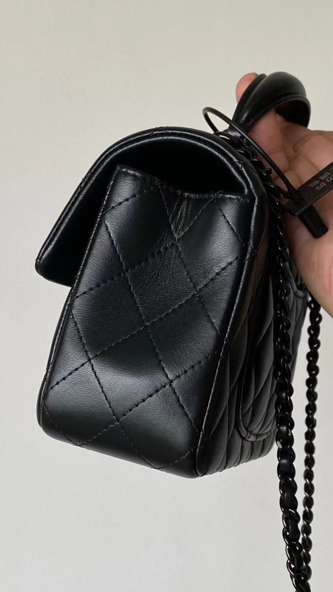 25C ミニフラップバッグ トップハンドル 20cm ブラックラムスキン ブラックハードウェア プレミアムバージョン