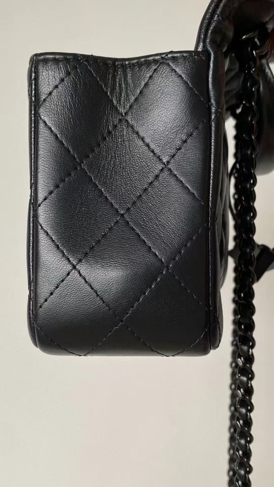 25C ミニフラップバッグ トップハンドル 20cm ブラックラムスキン ブラックハードウェア プレミアムバージョン
