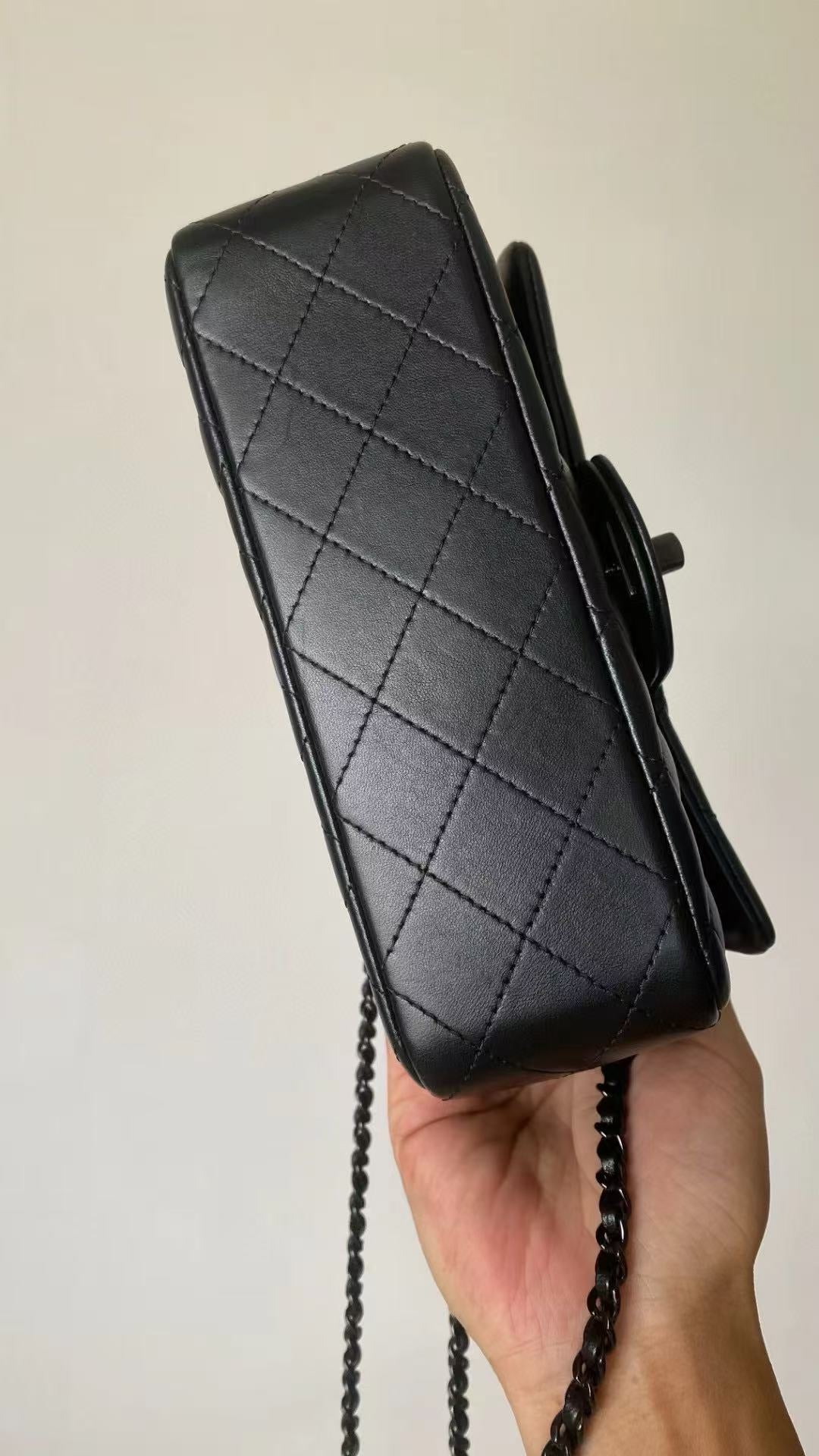 25C ミニフラップバッグ トップハンドル 20cm ブラックラムスキン ブラックハードウェア プレミアムバージョン