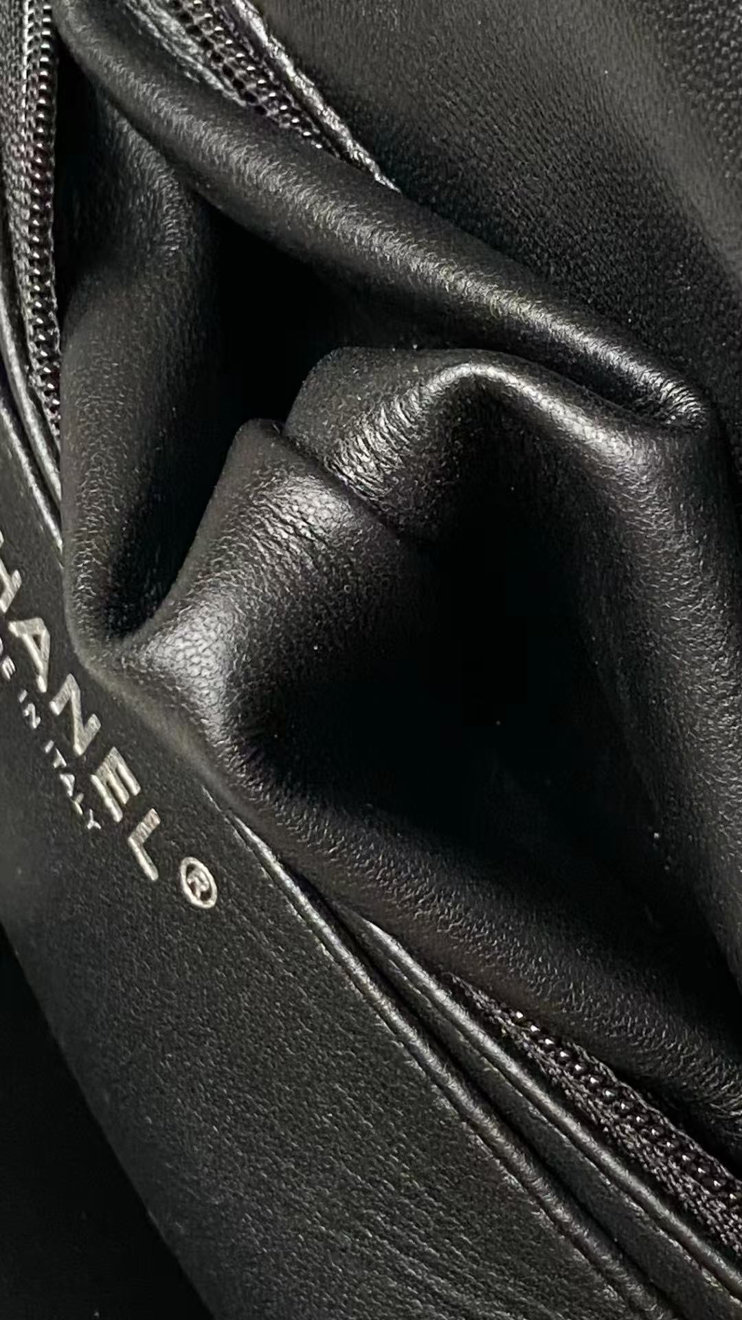 25C ミニフラップバッグ トップハンドル 20cm ブラックラムスキン ブラックハードウェア プレミアムバージョン