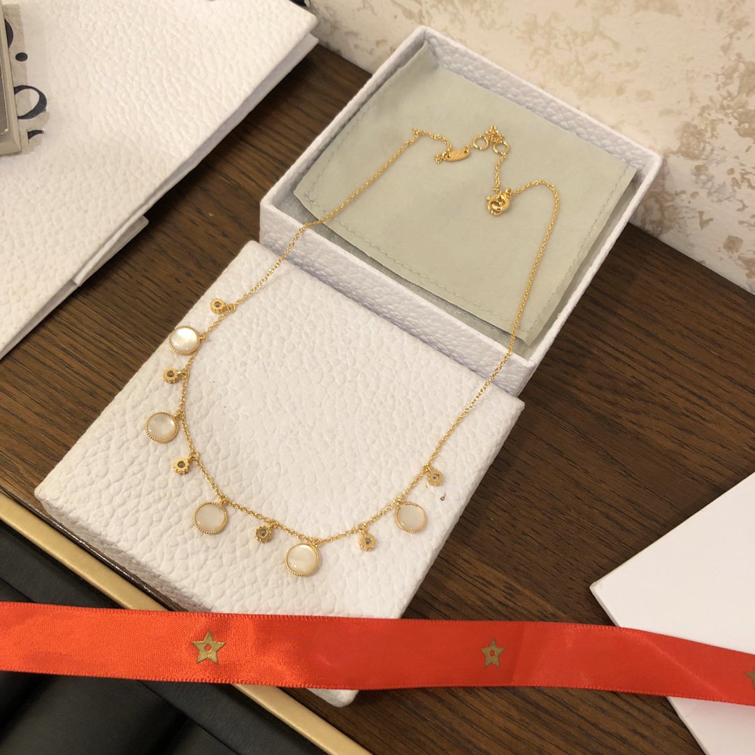 COLLIER ROSE DES VENTS OR JAUNE, DIAMANTS ET NACRE