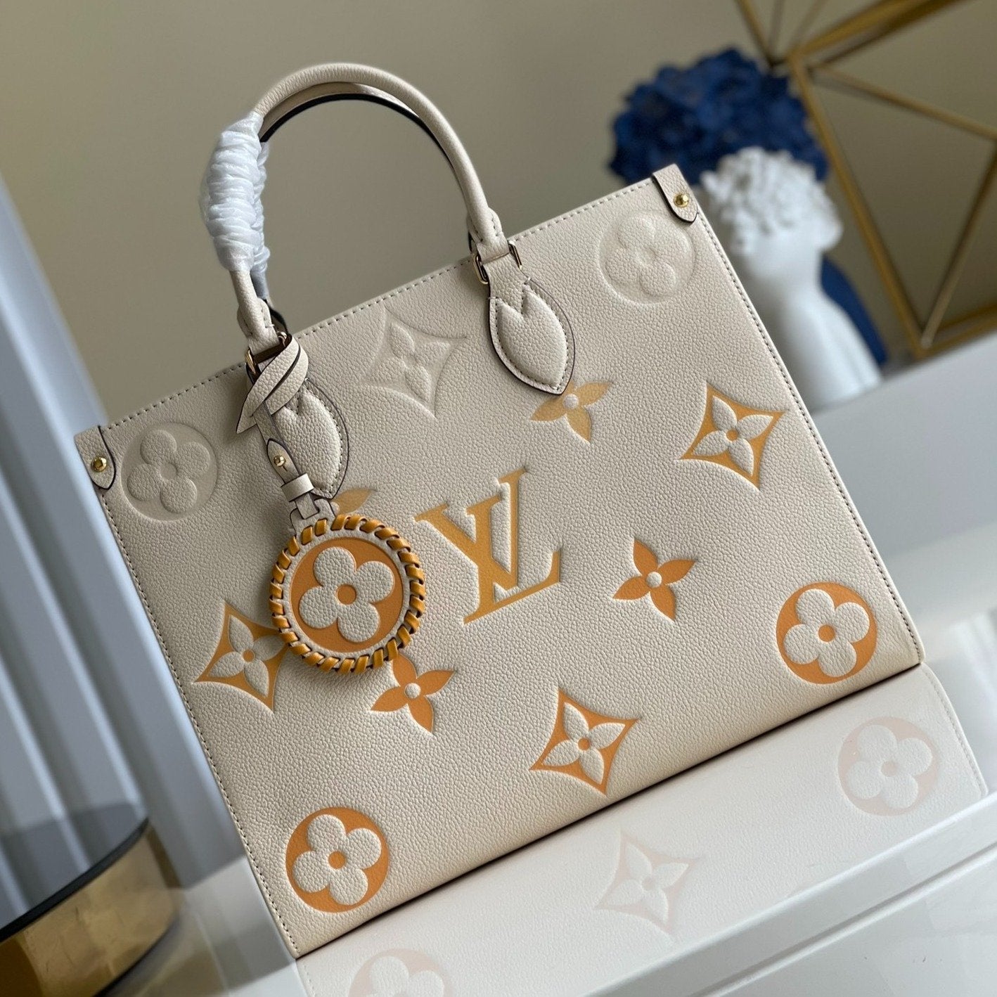 LV オンザゴー MM 35 クリーム カウハイドレザートリム