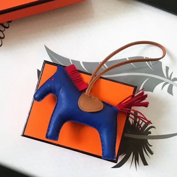 Bijou de sac HM Rodeo Horse en cuir bleu camel/rouge