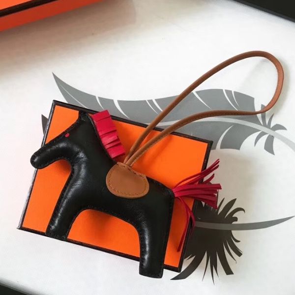Bijou de sac HM Rodeo Horse en cuir noir et rouge