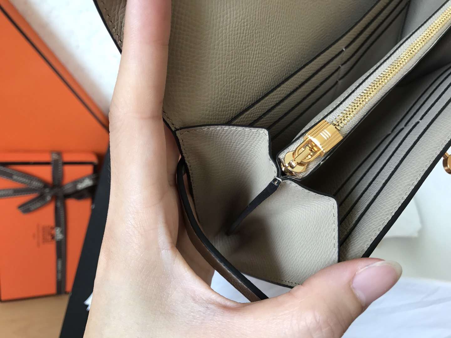 Portefeuille long Kelly 20 cm en cuir Epsom gris