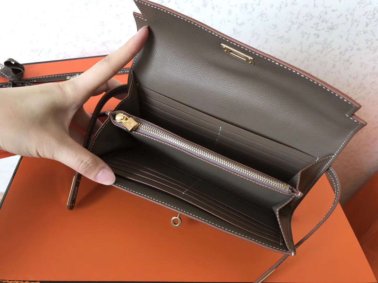 Portefeuille long Kelly 20 cm en cuir Epsom taupe