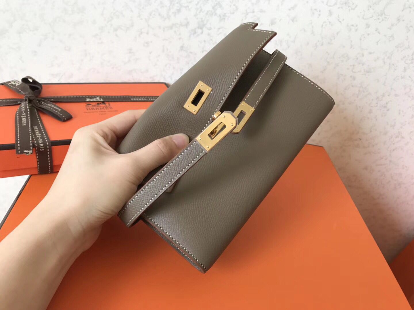 Portefeuille long Kelly 20 cm en cuir Epsom taupe