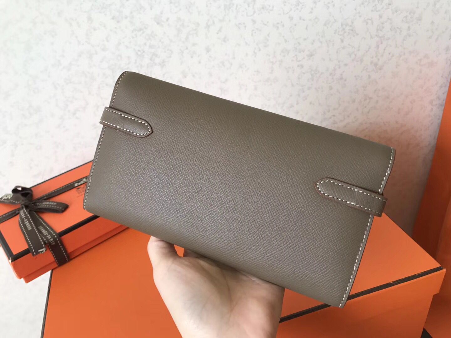 Portefeuille long Kelly 20 cm en cuir Epsom taupe