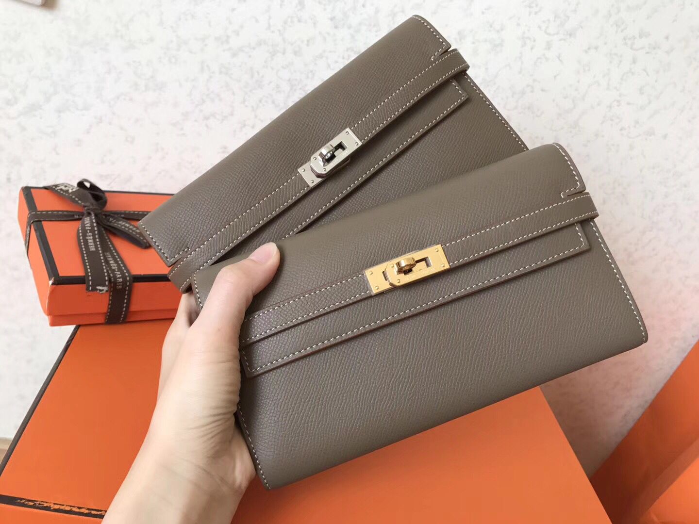 Portefeuille long Kelly 20 cm en cuir Epsom taupe