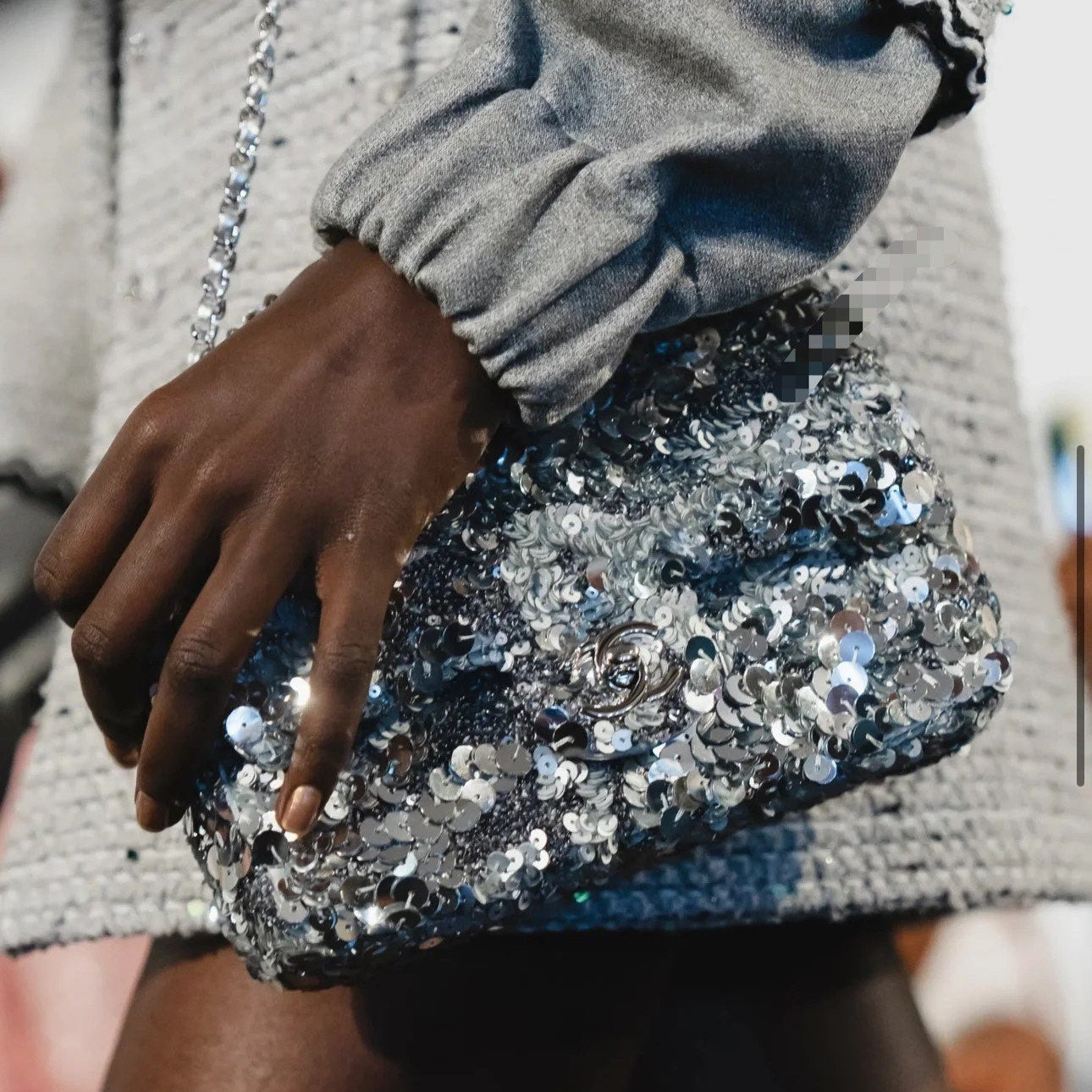 Sac à rabat 25C 21 cm en cuir de veau blanc à paillettes argentées denses