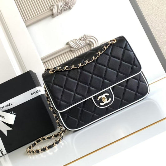 Mini sac à rabat CC 25P 23 cm en cuir de veau noir et blanc