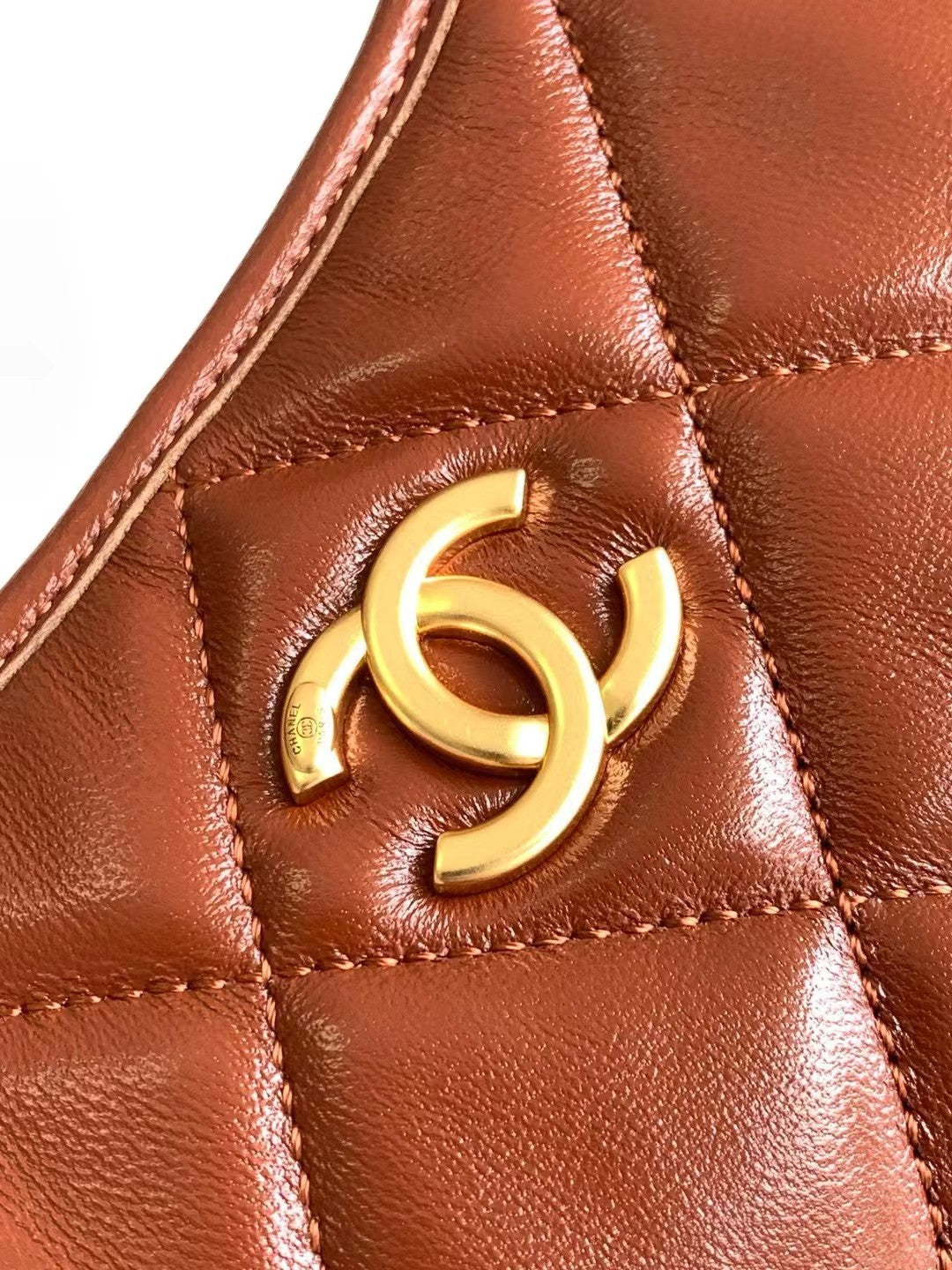 SAC HOBO 22 EN CUIR DE VEAU BRILLANT ROUGE MARRON, QUINCAILLERIE DORÉ 