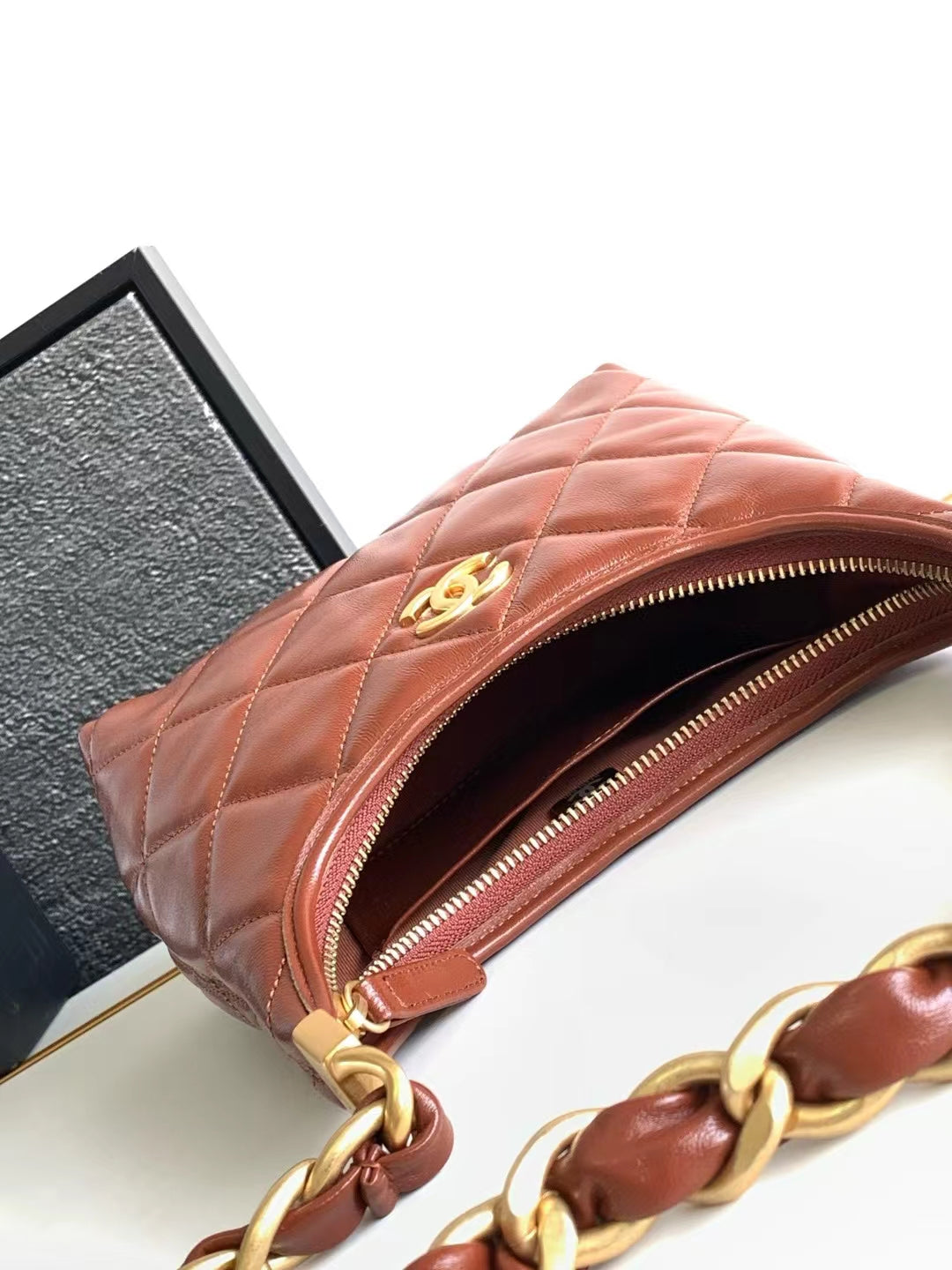 SAC HOBO 22 EN CUIR DE VEAU BRILLANT ROUGE MARRON, QUINCAILLERIE DORÉ 