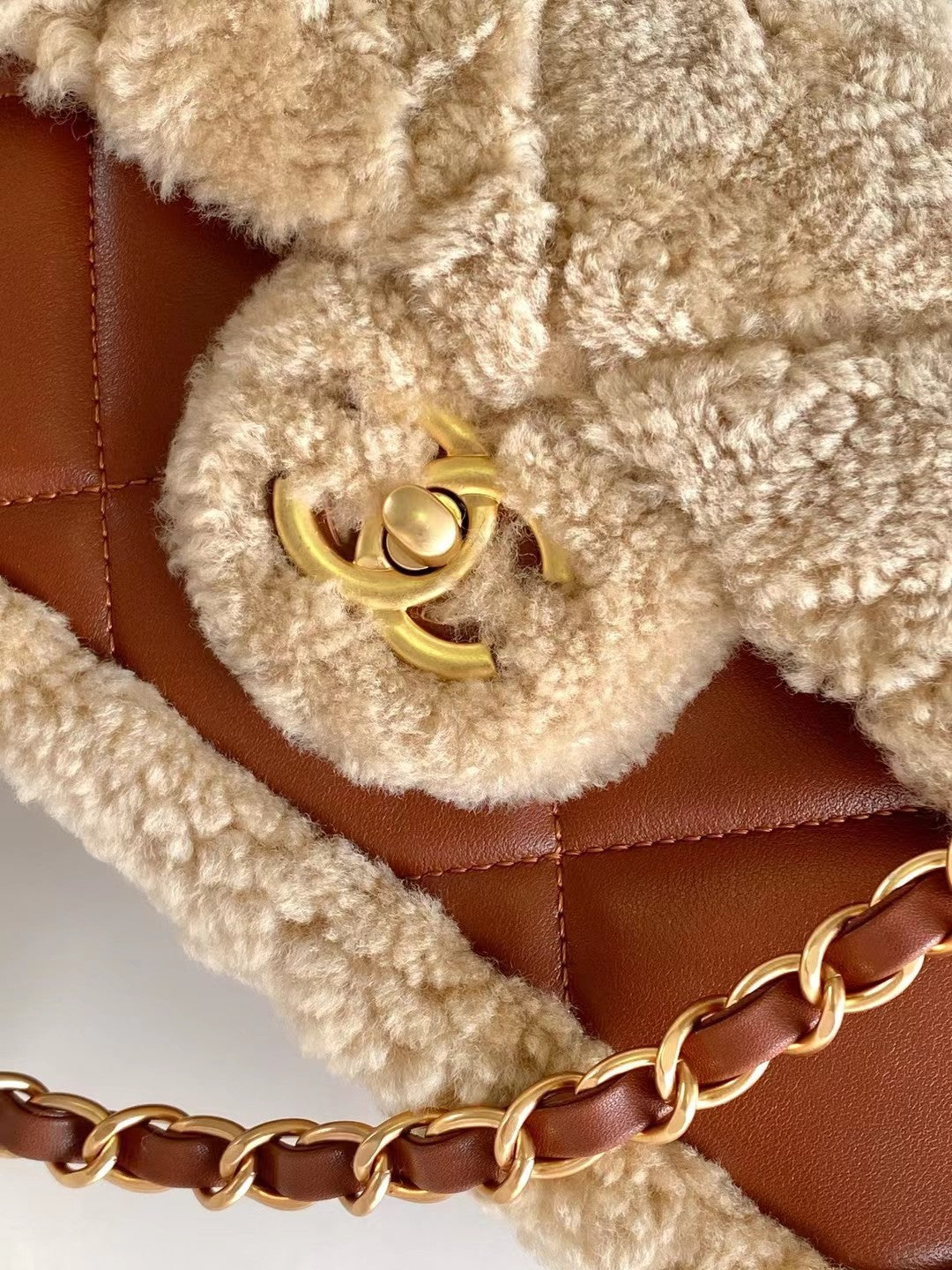 SAC À RABAT MOYEN 23 EN LAINE BEIGE ET CUIR DE VEAU ORANGE ROUGE, QUINCAILLERIE DORÉE 