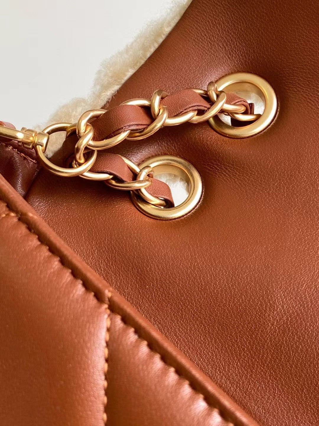 SAC À RABAT MOYEN 23 EN LAINE BEIGE ET CUIR DE VEAU ORANGE ROUGE, QUINCAILLERIE DORÉE 