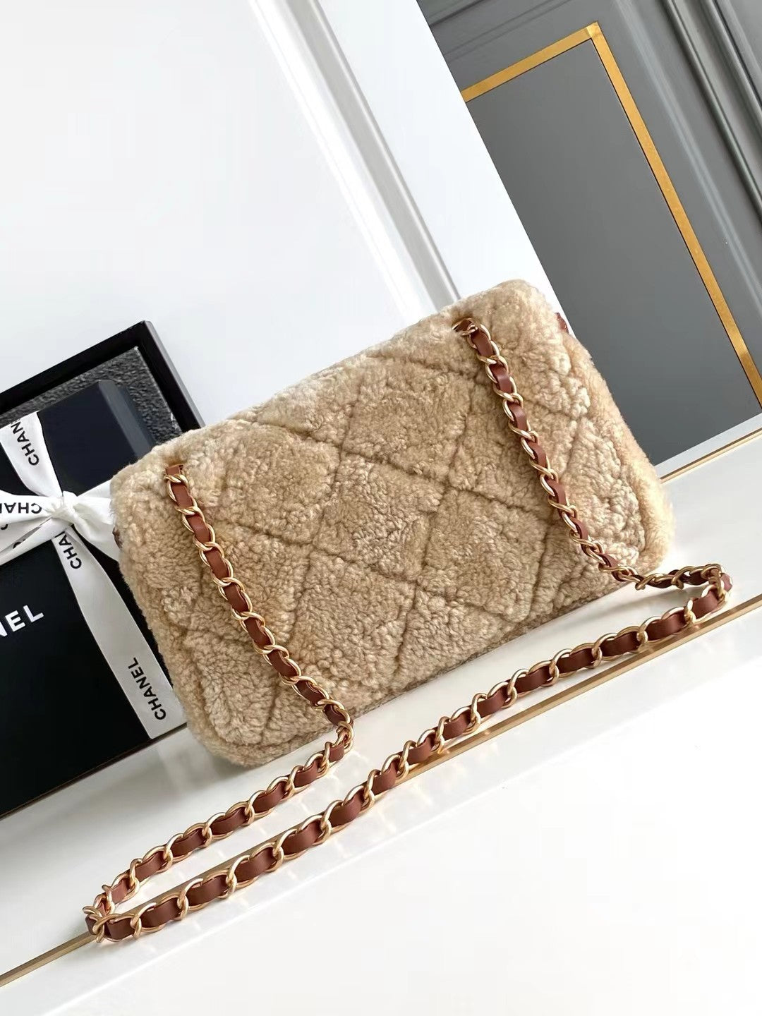 SAC À RABAT MOYEN 23 EN LAINE BEIGE ET CUIR DE VEAU ORANGE ROUGE, QUINCAILLERIE DORÉE 