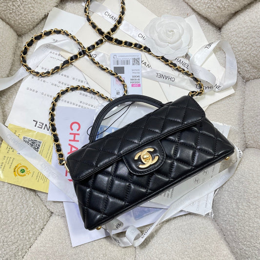 Mini sac à rabat CC 25P 22 cm, poignée supérieure, cuir de veau noir, accessoires dorés