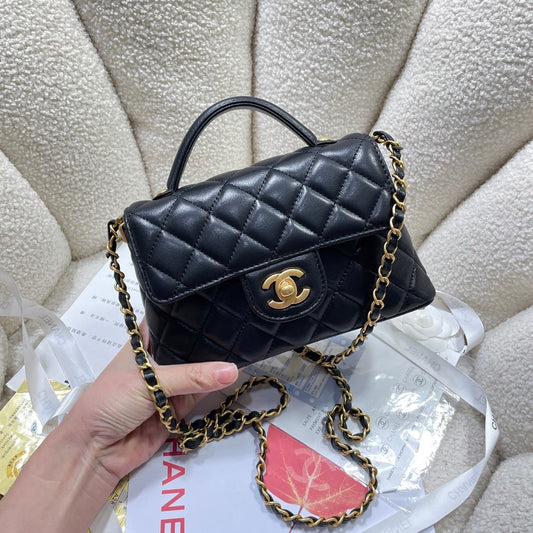 Mini sac à rabat CC 25P, poignée supérieure de 20 cm, cuir de veau noir, accessoires dorés