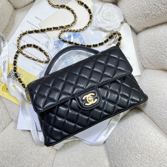 Sac à rabat moyen CC 25P, poignée supérieure de 25 cm, cuir de veau noir, accessoires dorés
