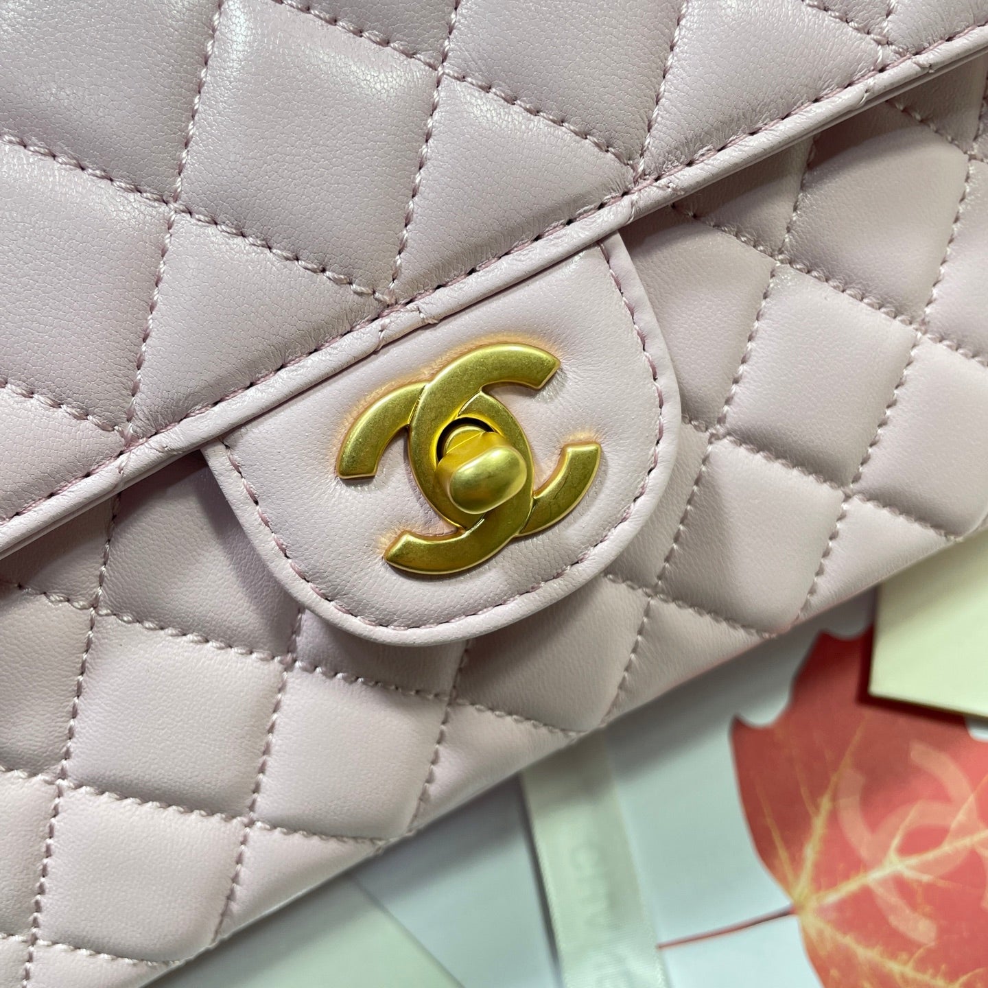 Sac à rabat moyen CC 25P, poignée supérieure de 25 cm, cuir de veau rose, accessoires dorés