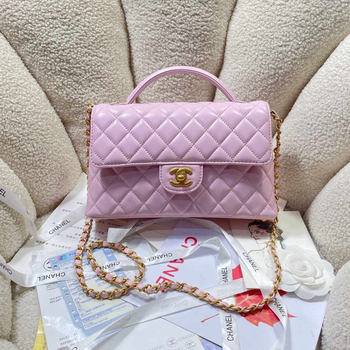 Sac à rabat moyen CC 25P, poignée supérieure de 25 cm, cuir de veau rose, accessoires dorés