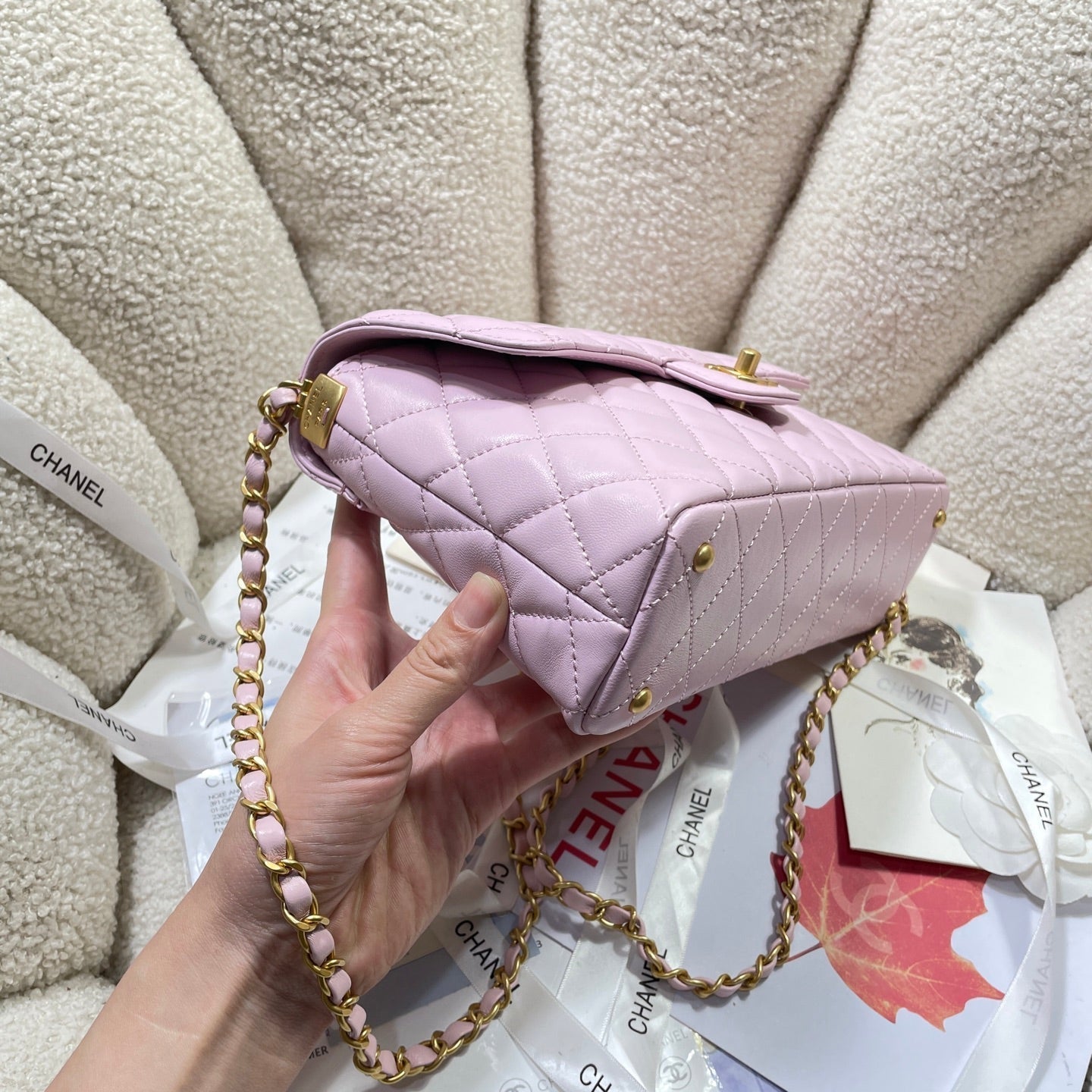 Sac à rabat moyen CC 25P, poignée supérieure de 25 cm, cuir de veau rose, accessoires dorés