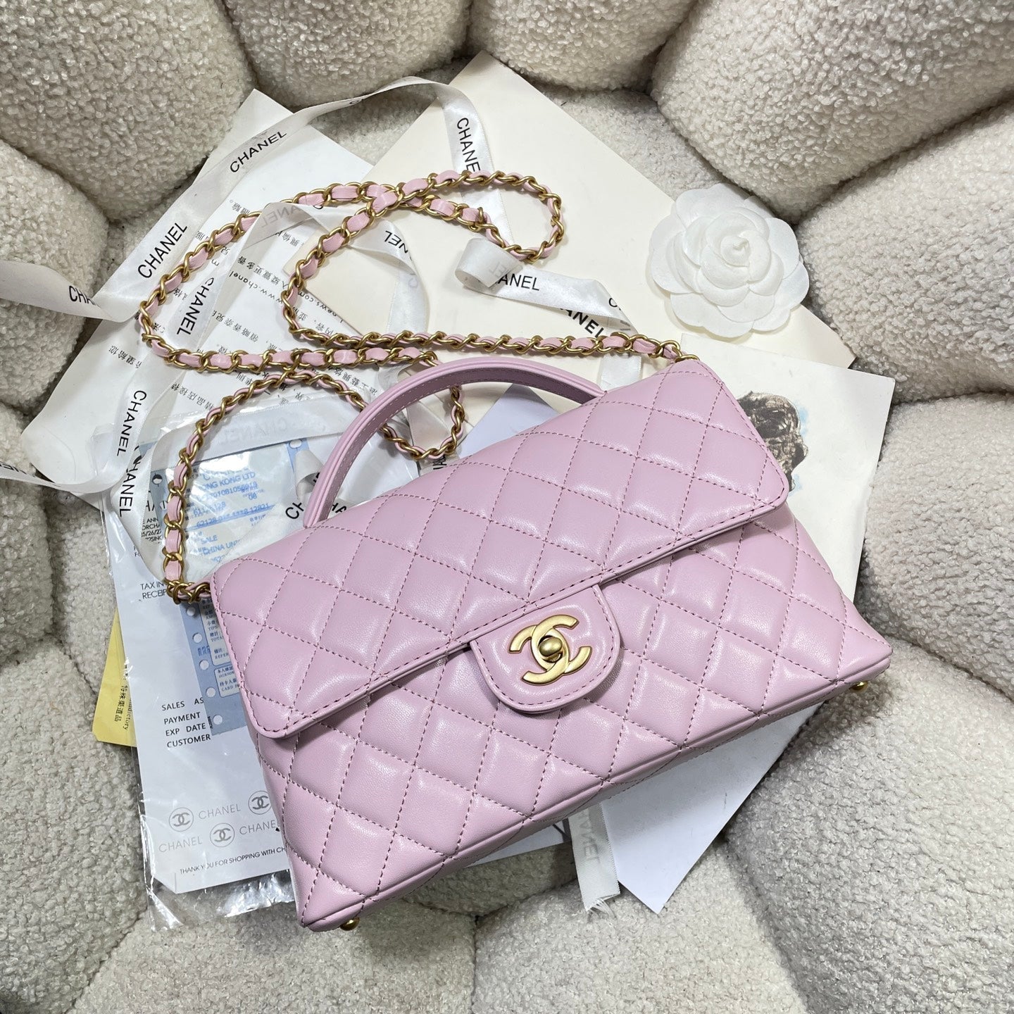 Sac à rabat moyen CC 25P, poignée supérieure de 25 cm, cuir de veau rose, accessoires dorés