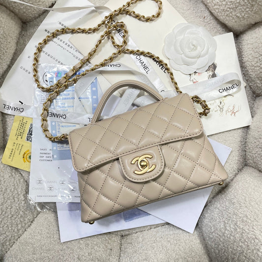 Mini sac à rabat CC 25P, poignée supérieure de 20 cm, cuir de veau beige, accessoires dorés