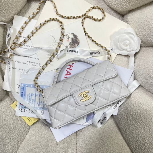 Mini sac à rabat CC 25P 22 cm, poignée supérieure, cuir de veau gris, accessoires dorés
