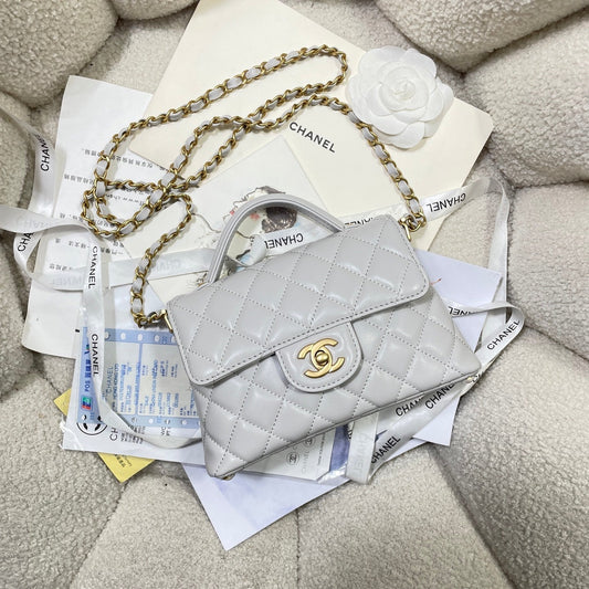 Mini sac à rabat CC 25P, poignée supérieure de 20 cm, cuir de veau gris, accessoires dorés