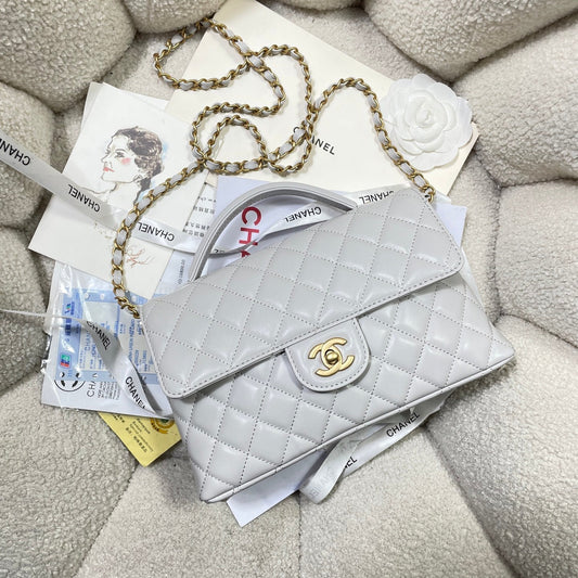 Sac à rabat moyen CC 25P, poignée supérieure de 25 cm, cuir de veau gris, accessoires dorés
