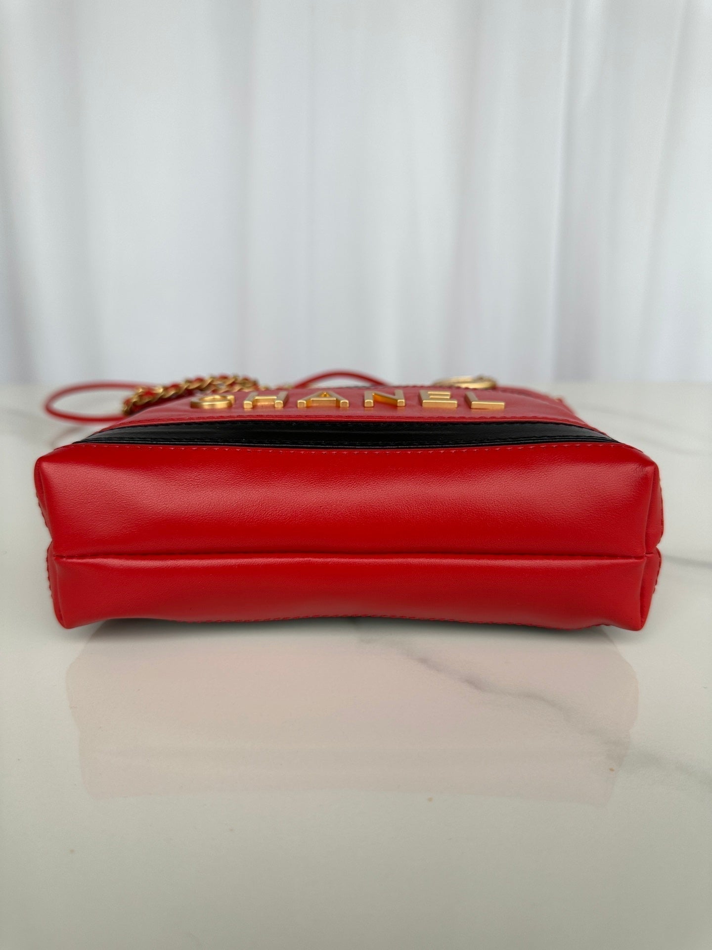 Sac hobo CC 22 en cuir de veau rouge et noir, finitions dorées
