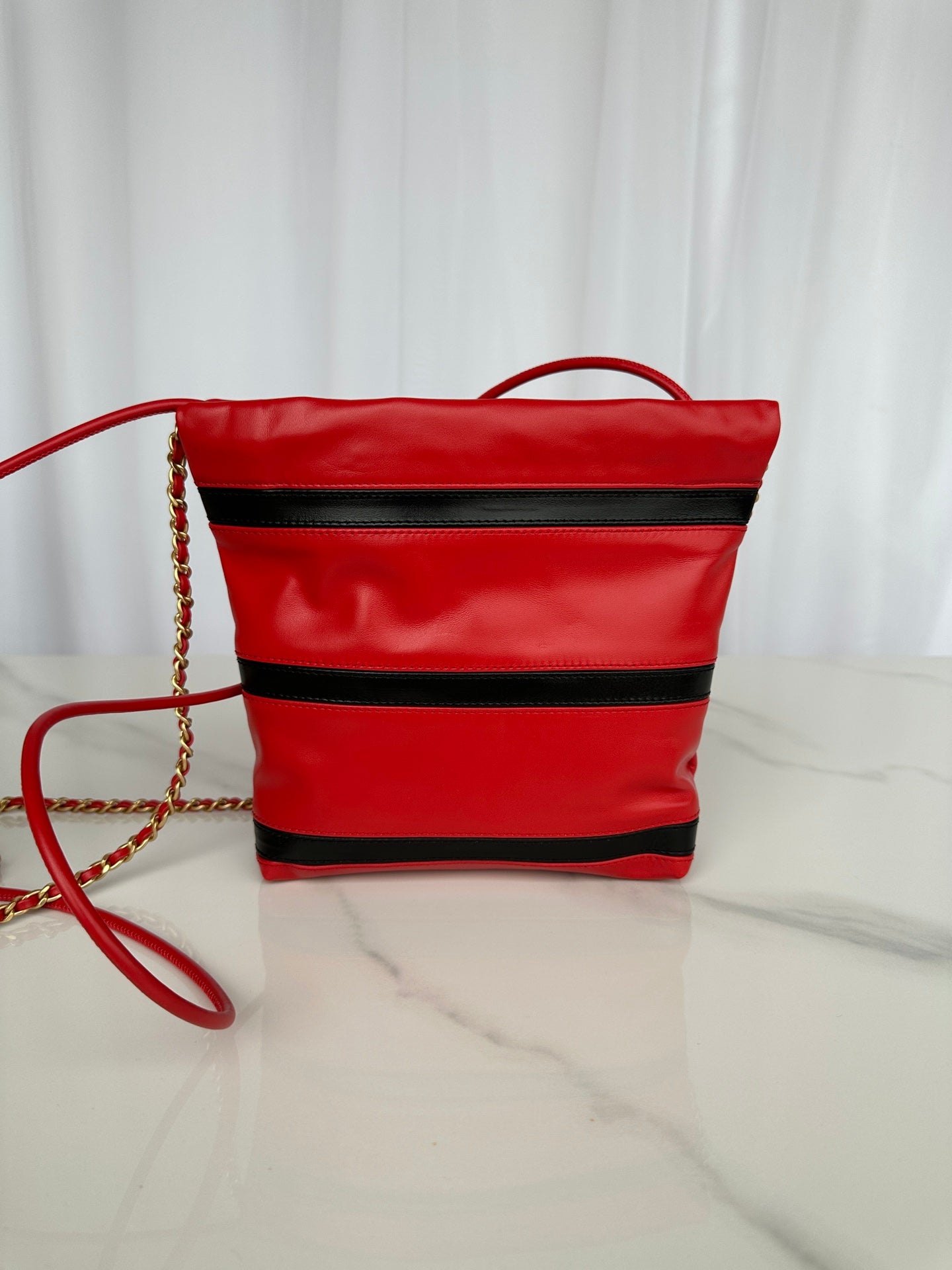 Sac hobo CC 22 en cuir de veau rouge et noir, finitions dorées