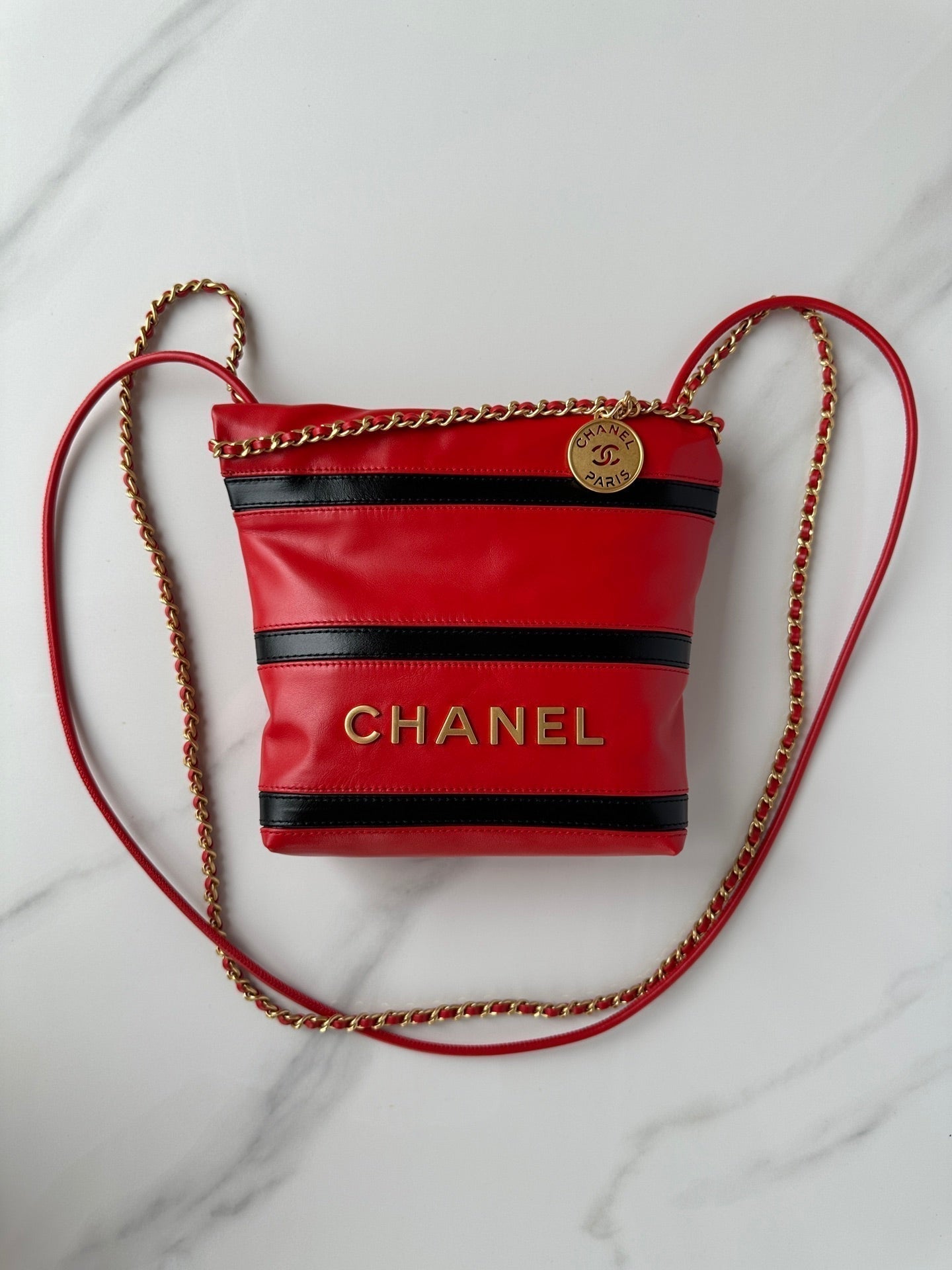 Sac hobo CC 22 en cuir de veau rouge et noir, finitions dorées