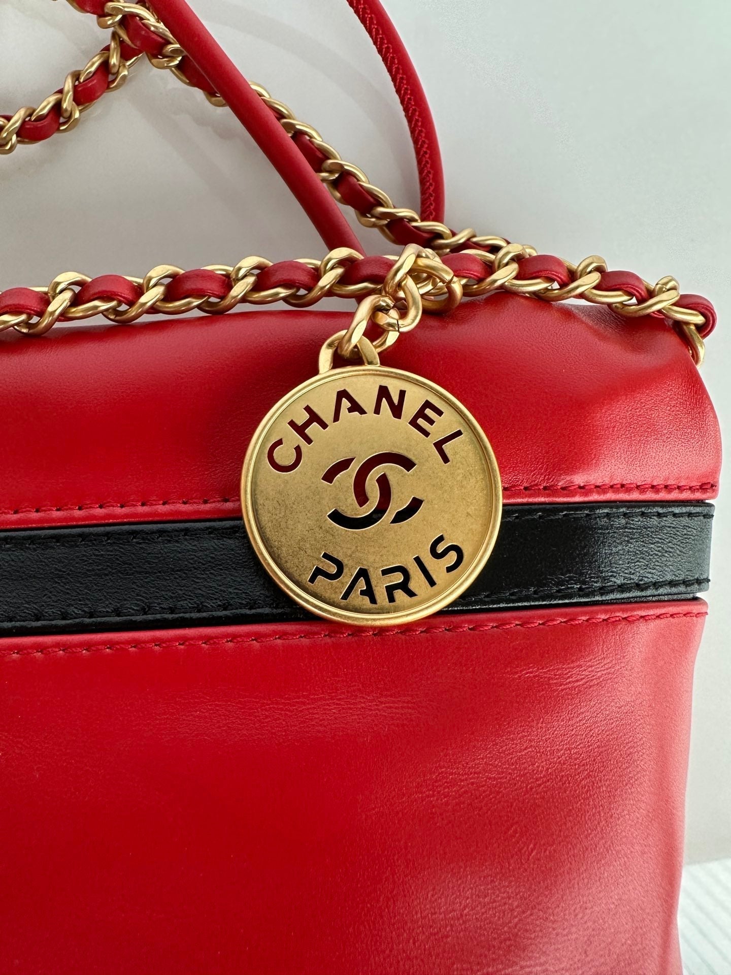 Sac hobo CC 22 en cuir de veau rouge et noir, finitions dorées