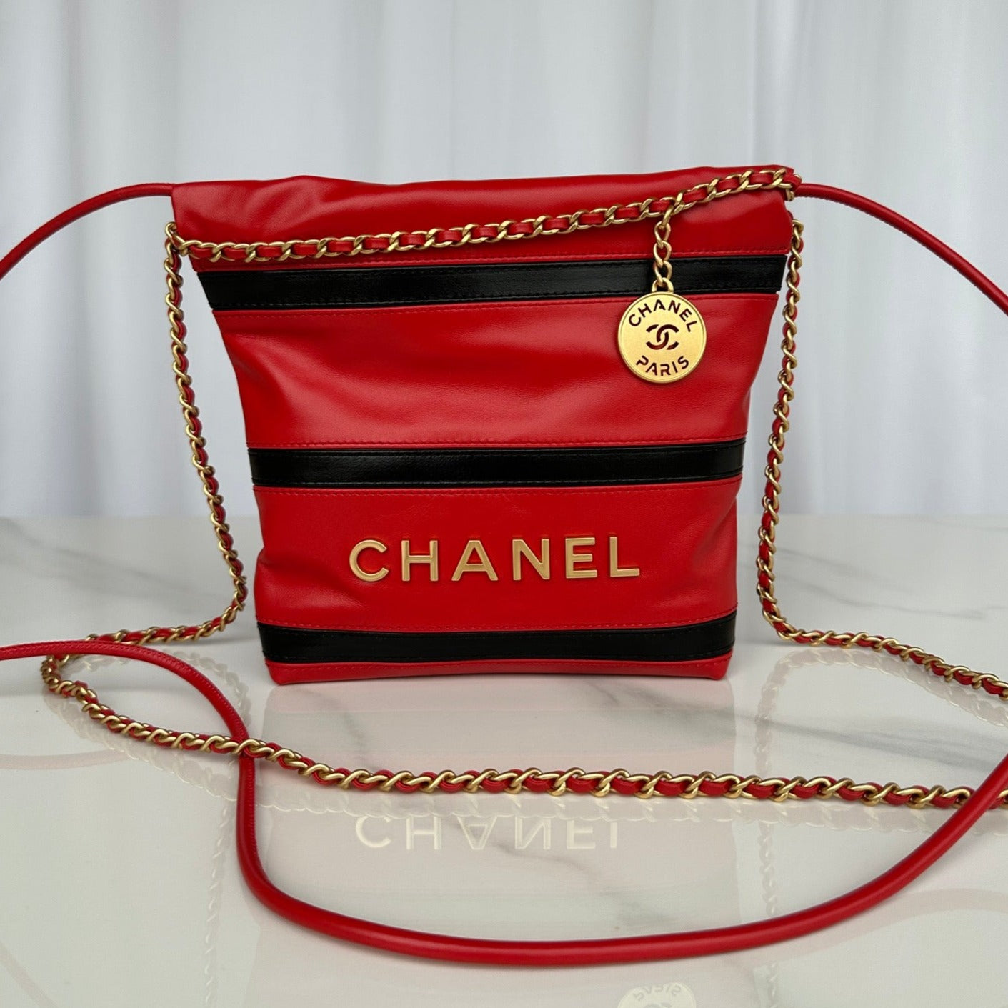 Sac hobo CC 22 en cuir de veau rouge et noir, finitions dorées