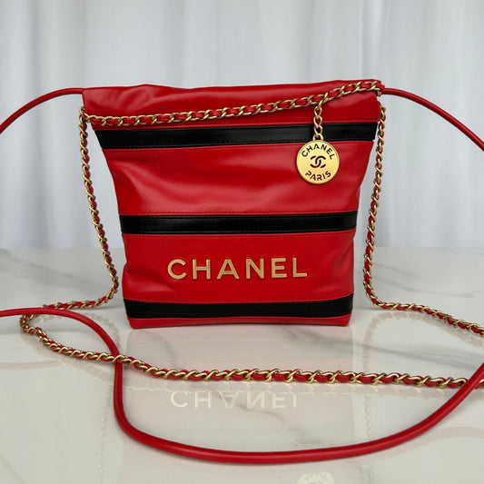Sac hobo CC 22 en cuir de veau rouge et noir, finitions dorées