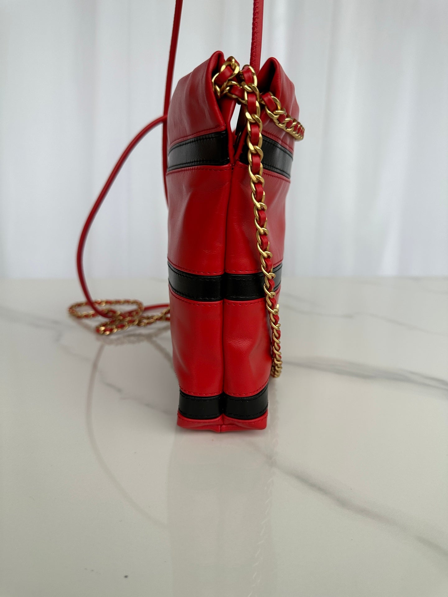 Sac hobo CC 22 en cuir de veau rouge et noir, finitions dorées