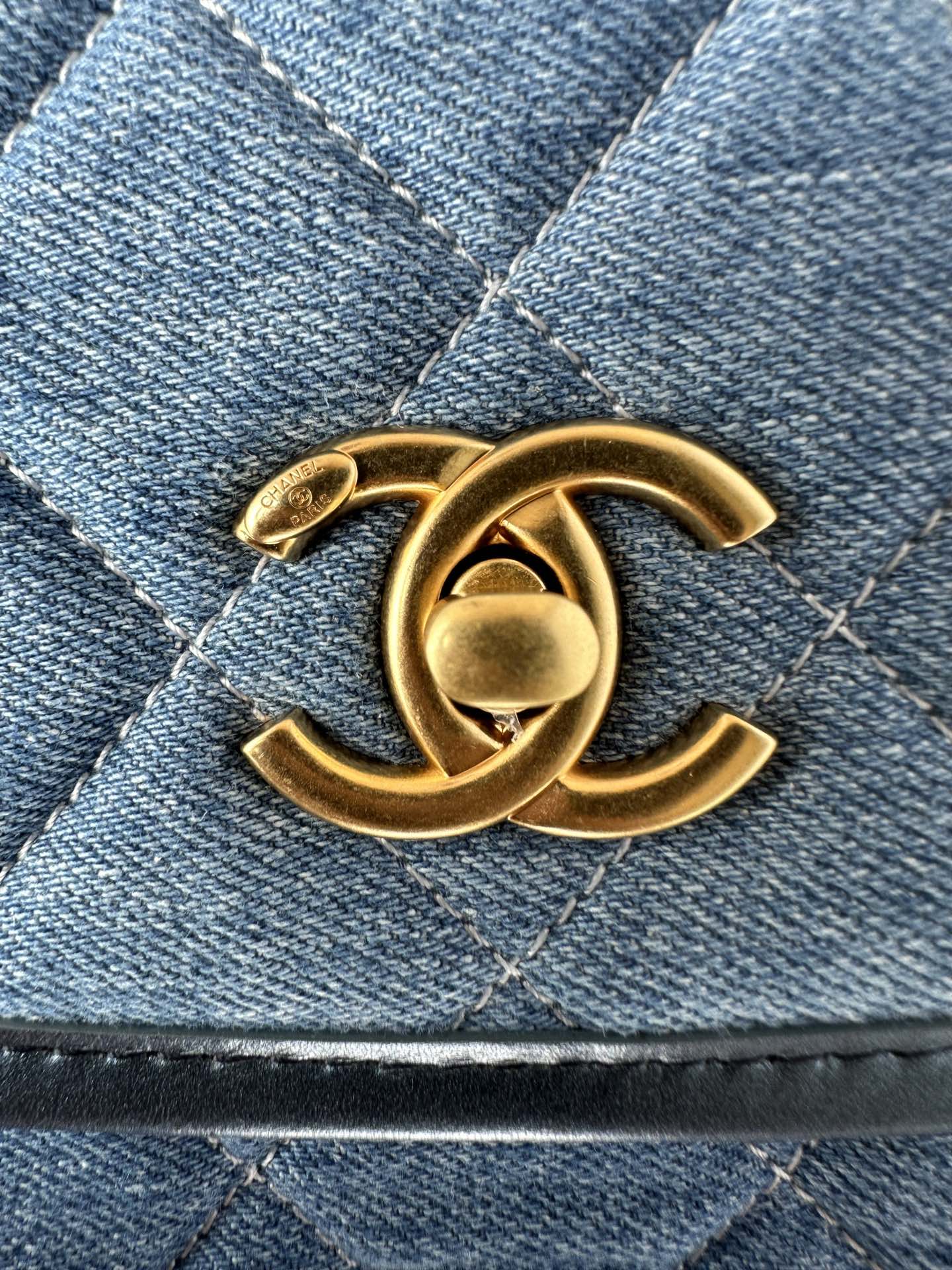 Petit sac bandoulière CC 20 en denim bleu clair et métallisé doré