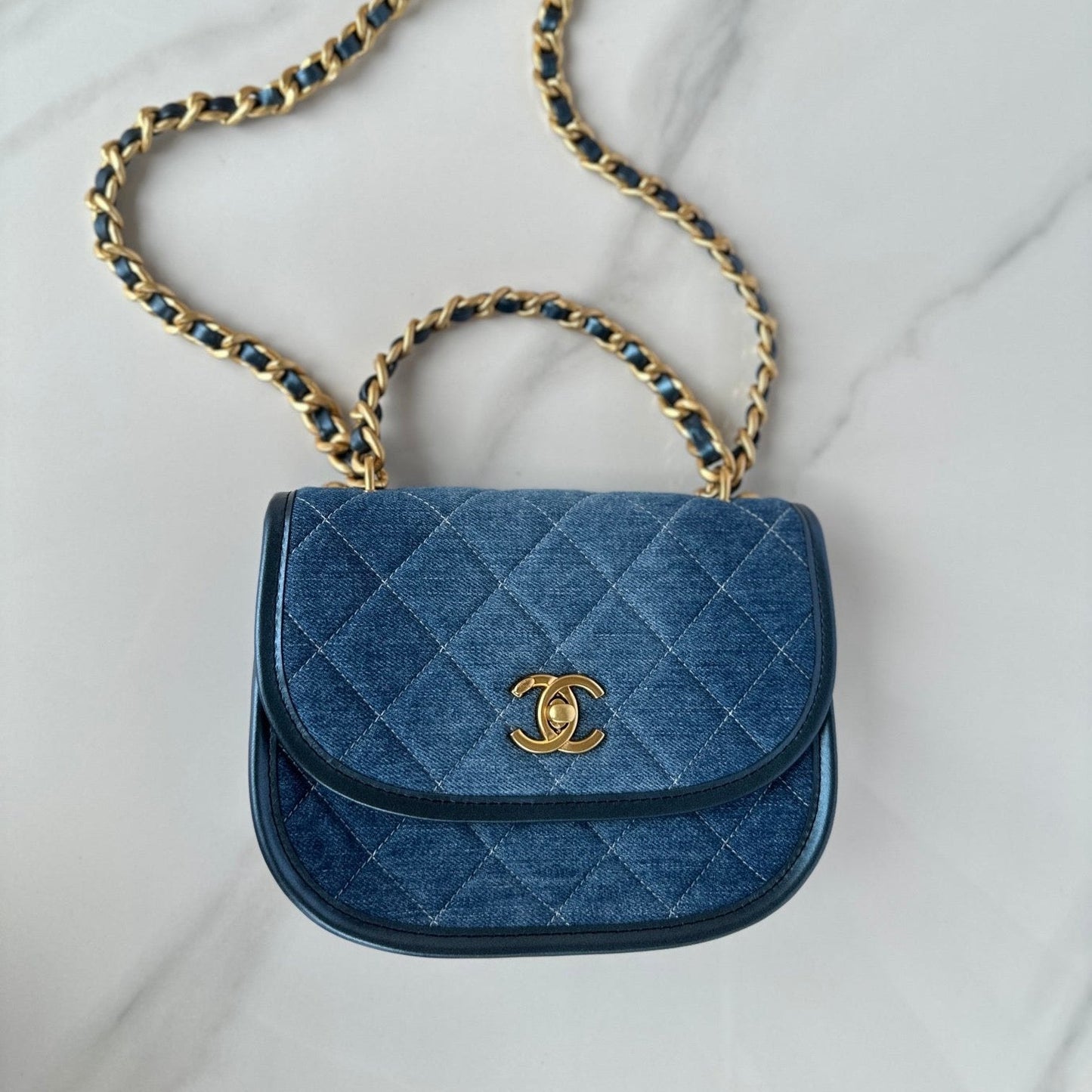 Petit sac bandoulière CC 20 en denim bleu clair et métallisé doré