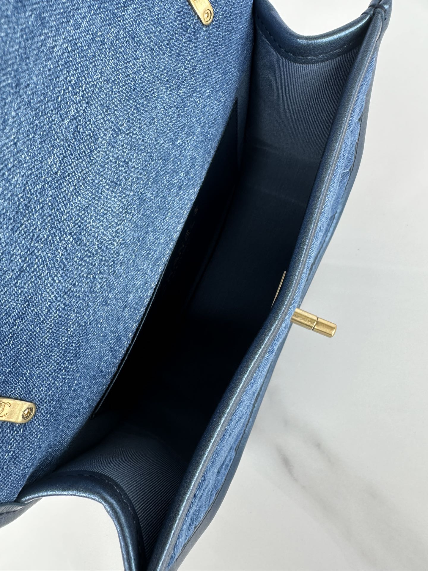 Petit sac bandoulière CC 20 en denim bleu clair et métallisé doré